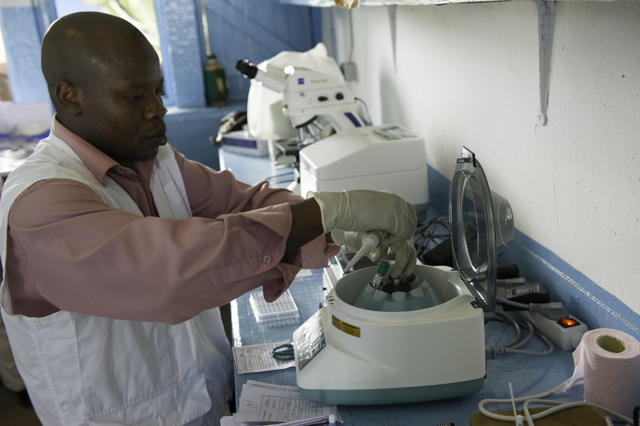 O técnico de laboratório Yvon Patrick Kamandji se prepara para testar amostras de sangue coletadas.