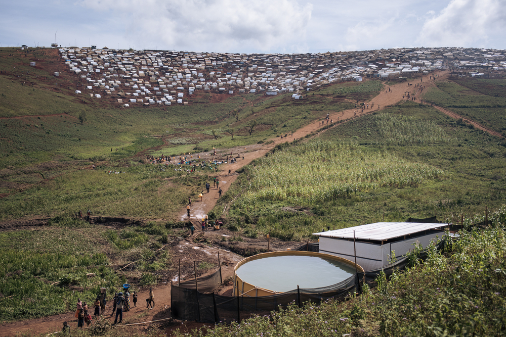 Vista das instalações de água, saneamento e higiene estruturadas por MSF no campo de deslocados de Rho. República Democrática do Congo, dezembro de 2021. © Alexis Huguet