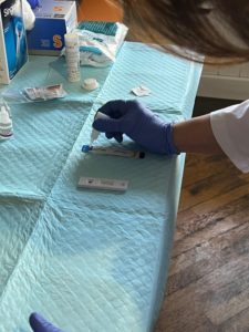 Um profissional de saúde de Médicos Sem Fronteiras (MSF) analisa uma amostra de sangue coletada de uma pessoa que procurou a clínica Arshakunyats, em Yerevan, para realizar o teste de hepatite C. No local, as equipes de MSF oferecem testagem e tratamento gratuitos, sem estigma, em um modelo de atendimento integrado, também conhecido como “one-stop-shop”.