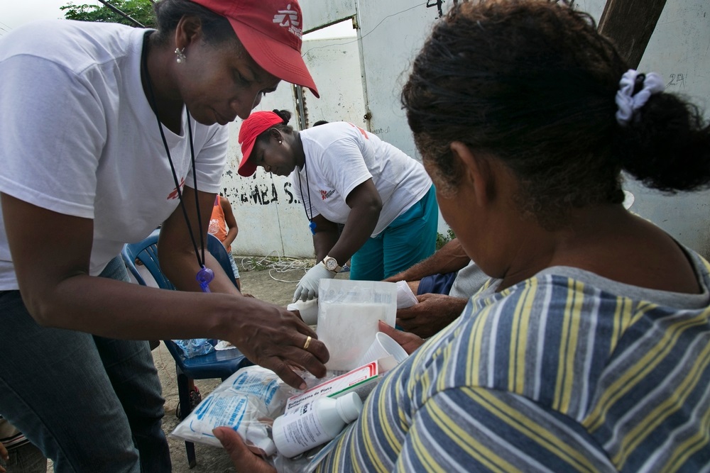 Equipes de MSF estão oferecendo apoio psicossocial e logístico às famílias afetadas pelo terremoto