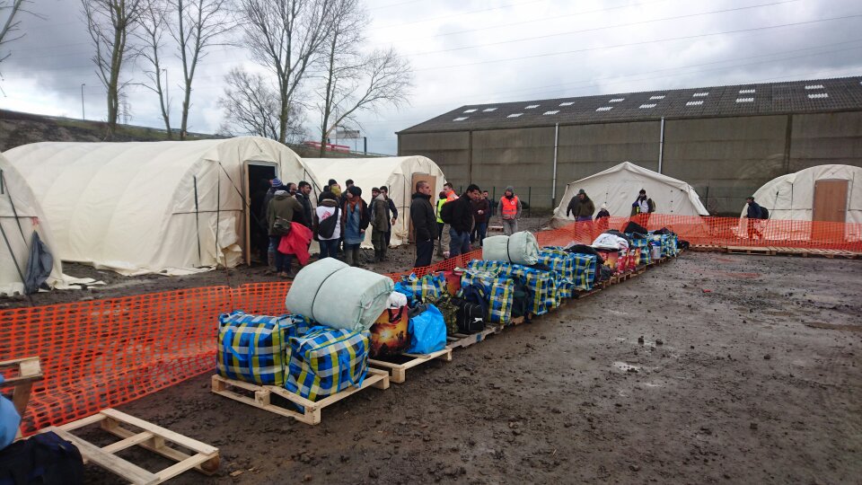França: acampamentos humanitários devem oferecer abrigo aos refugiados, e não vetar sua entrada