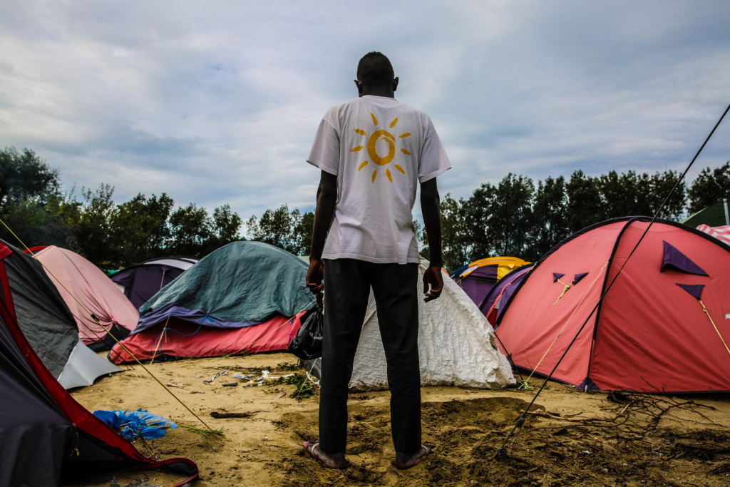 Ser sudanês em acampamento em Calais, França: “Saímos de um inferno para chegar a outro”