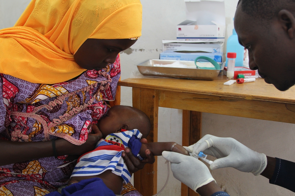Profissional no laboratório de testes de Maradi, no Níger (Foto: Séverine Bonnet / MSF)