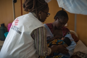 Quênia: instalação de saúde em contêiner oferece cuidados materno-infantis