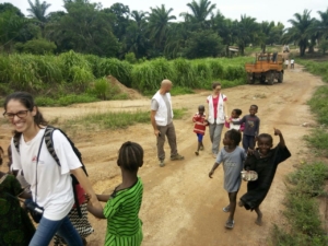 Serra Leoa: o caminho de mãos dadas com as crianças