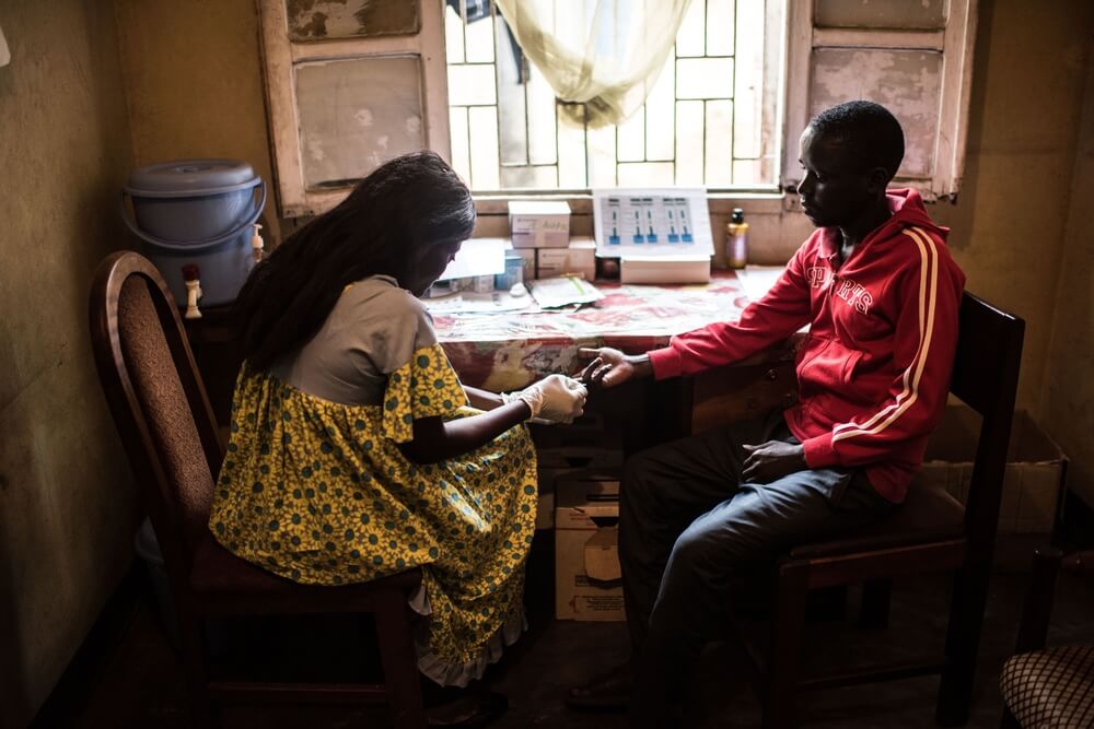 Oferecendo assistência de forma diferente para alcançar pessoas com HIV na África Ocidental e Central