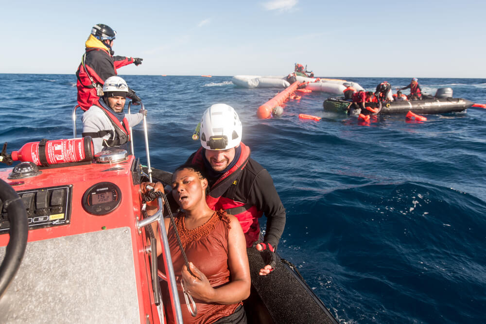 Mediterrâneo: governos europeus estão impedindo operações de busca e resgate e devolvendo pessoas à Líbia