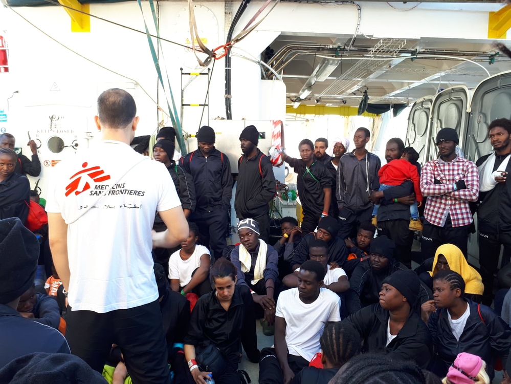 Navio Aquarius chega ao porto de Valência com pessoas resgatadas no mar