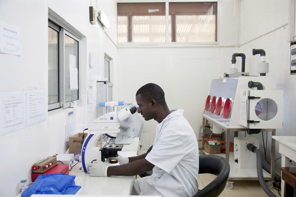 Técnico de laboratório no centro de hematologia do hospital Bardnesville Junction na Libéria em 2016. (Foto: Marco Garofalo)