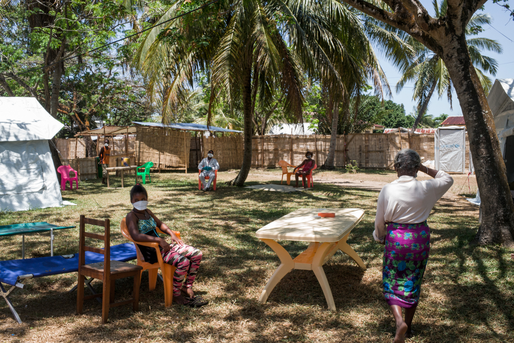 Paciente infectada com a peste pneumônica recebe tratamento no centro de triagem e tratamento para peste em Toamasina, em Madagascar (Foto: Rijasolo/Riva Press)