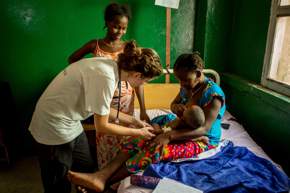 Membro da equipe de MSF cuida de uma criança no projeto pediátrico inaugurado para ajudar a reduzir as taxas de mortalidade entre crianças com menos de 5 anos de idade na região de Bafatá, em novembro de 2014. (Foto: Ramón Pereiro/MSF)