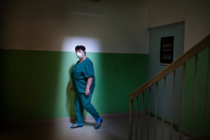 Enfermeira no hospital regional de tuberculose de Zugdidi, na região de Samegrelo, na Geórgia, onde MSF começou a trabalhar em 2006.(Foto: Daro Sulakauri/MSF)