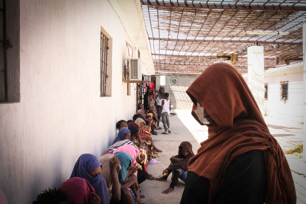 Líbia: agravamento dos combates força milhares de famílias a fugir e encurrala refugiados e migrantes detidos