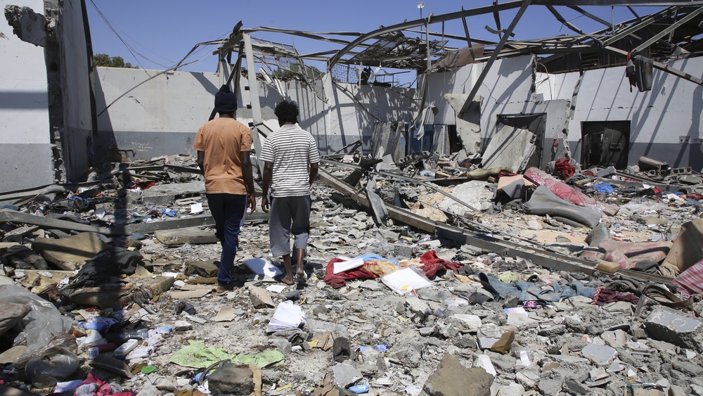 Sam Turner, coordenador de MSF na Líbia, fala sobre o ataque aéreo ao centro de detenção de Tajoura, na Líbia