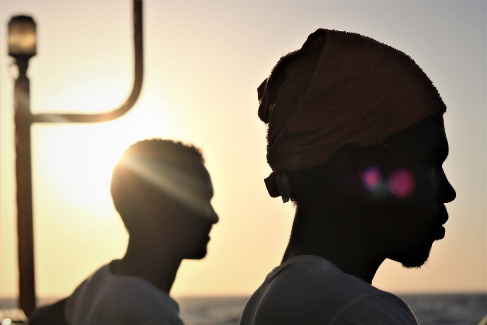 “Um rapaz líbio de 20 anos contava sua história enquanto eu removia estilhaços de seu corpo”