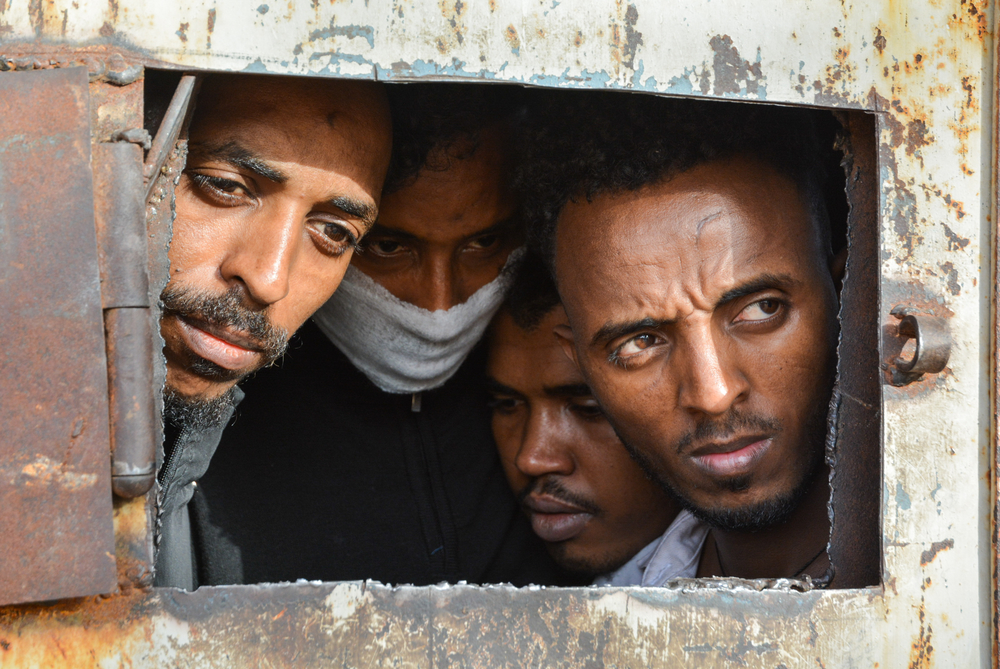 Fechamento de centro de detenção na Líbia expõe migrantes e refugiados a condições piores