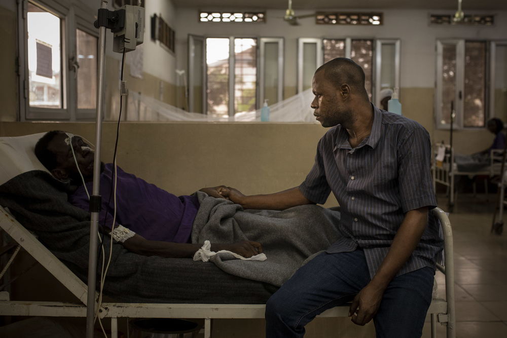 Em Kinshasa, pessoas que vivem com HIV esperam até a "beira da morte” para receber tratamento