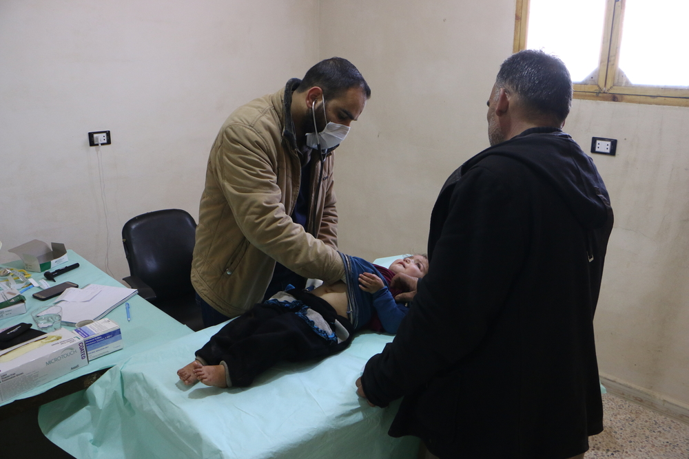 Transferindo um centro de saúde em meio a bombardeios