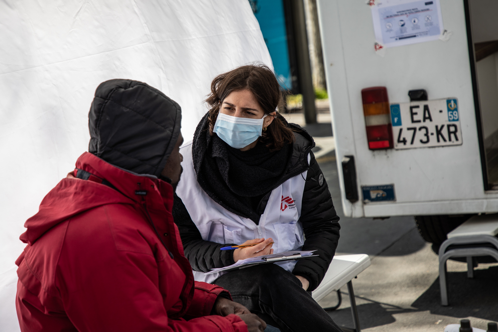 Cuidados médicos para grupos vulneráveis em Paris e arredores durante a pandemia do novo coronavírus