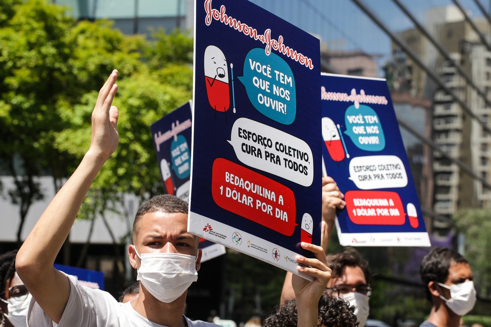 Johnson & Johnson reduz preço de medicamento contra tuberculose, mas governos precisam ampliar o acesso ao melhor tratamento