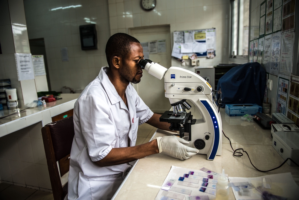 A busca por uma “vacina para todos” destaca a importância da coordenação e transparência em pesquisa e desenvolvimento para COVID-19