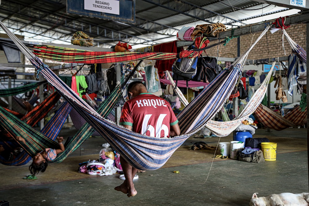 O abrigo Pintolândia, em Boa Vista, recebeu redes para acomodar as famílias indígenas, para que elas possam se sentir um pouco “em casa”.