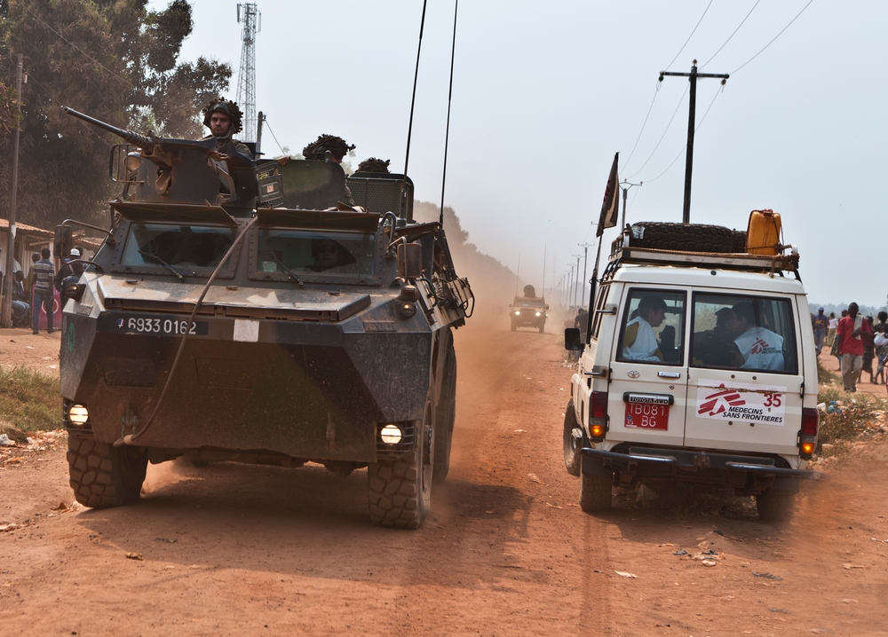 On the way to Castor hospital, Bangui.
Half a million people have been displaced in Bangui, the capital of the Central African Republic, fleeing the fighting that took place there in December between the self-defence groups called anti-Balaka (anti-machete) and the forces of the ex-Séléka. The UN estimates that the number of displaced people throughout CAR could be more than 900,000 people, in a country twice the size of France and with only 4.6 million inhabitants. 
The fighting in Bangui caused at least a thousand deaths in December. Since then, MSF has treated almost 3,000 people wounded by grenades, gunshot or machetes. The medical organisation is also assisting people in different displaced camps in the city, such as at the airport (100,000 people), Boy Rabe (35,000) or Don Bosco (35,000). Humanitarian aid has been slow to get to the displaced people, especially in need of water and sanitation. While Christians have fled to the airport (protected by French troops) and religious centres, Muslims are regrouping in their own neighborhoods or leaving Bangui and the country in their thousands.