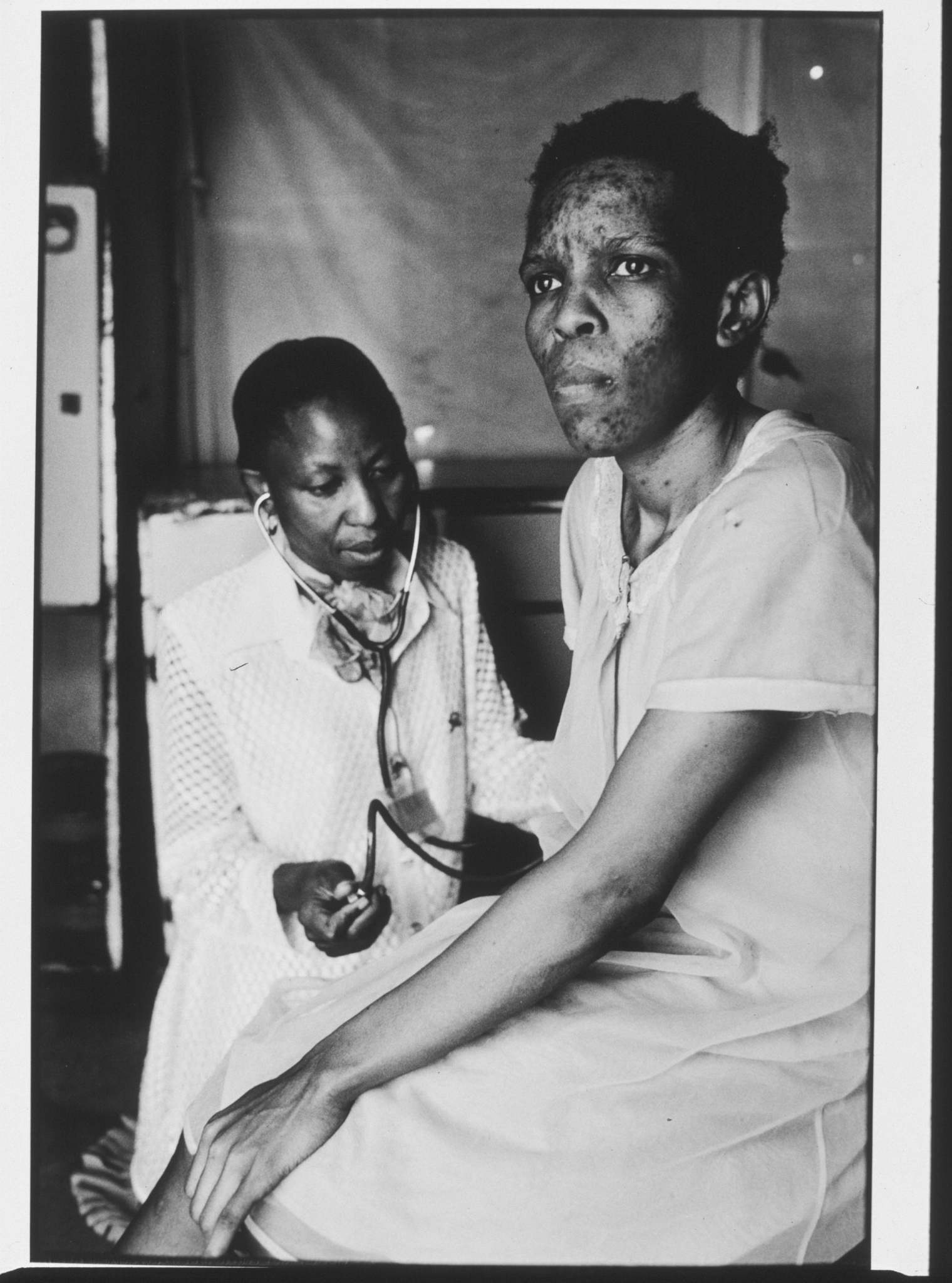 Enfermeira Sibanyoni cuida de Maria Nekgotoane, vítima de Aids. África do Sul. (Tom Stoddart)