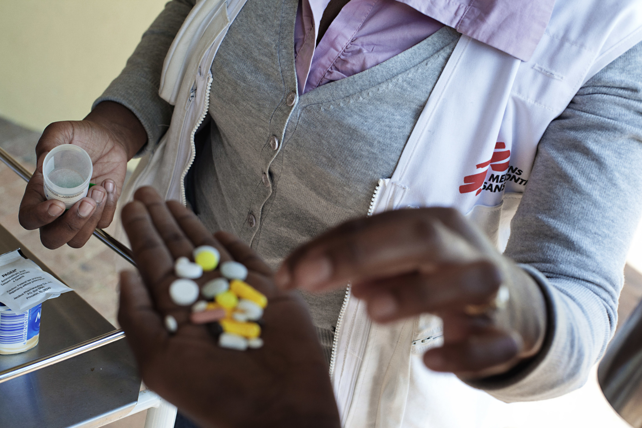 Nolitha Tsilana, enfermeira de MSF, entrega comprimidos contra TB para um paciente no centro de tratamento Lizo Nobanda, na comunidade de Khayelitsha, Cidade do Cabo, na África do Sul. © Jose Cendon