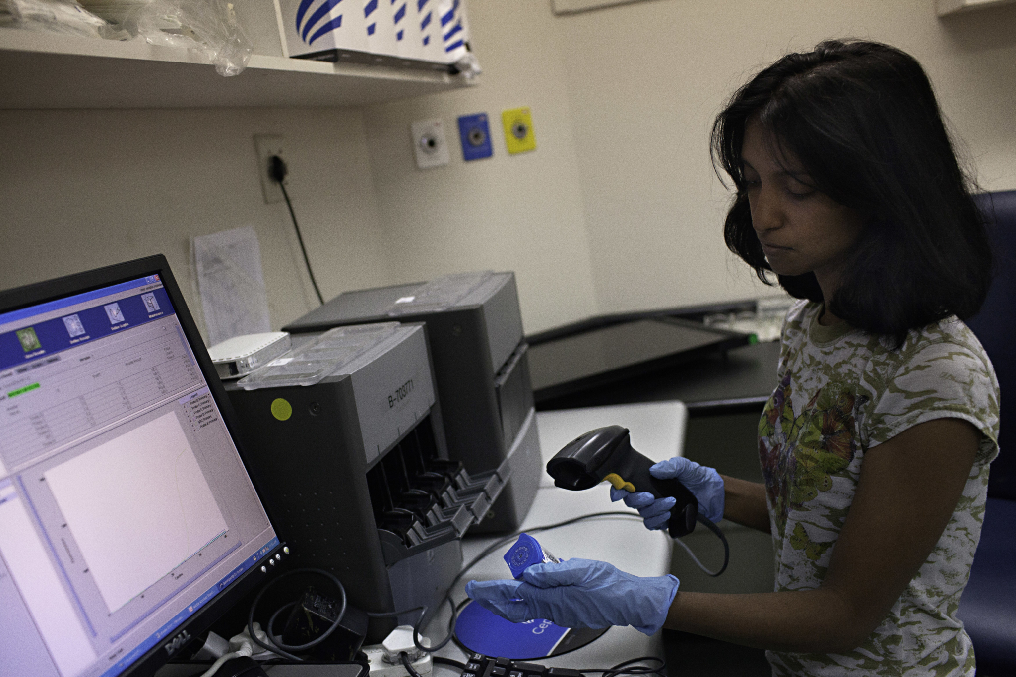 Assistente de saúde Mohess Neisha escaneia uma amostra de saliva para analisá-la na máquina de diagnóstico chamada GeneXpert. O equipamento foi testado por MSF, em colaboração com a Universidade da Cidade do Cabo, a Secretaria de Saúde da Cidade do Cabo e a Fundação de Novos Diagnósticos Inovadores, no começo de 2011, em Khayelitsha, perto da Cidade do Cabo, na África do Sul. © Jose Cendon