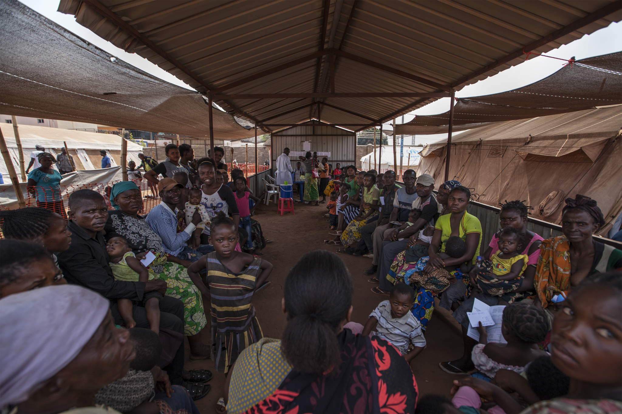 Muitos refugiados aguardam para serem vacinados por equipes de MSF na clínica mantida pela organização no campo de Kakanda. Profissionais de MSF realizam vacinações de rotina, além de terem conduzido uma campanha que resultou na imunização de mais de 5 mil crianças contra o sarampo, a febre amarela, a poliomielite e outras cinco doenças evitáveis.