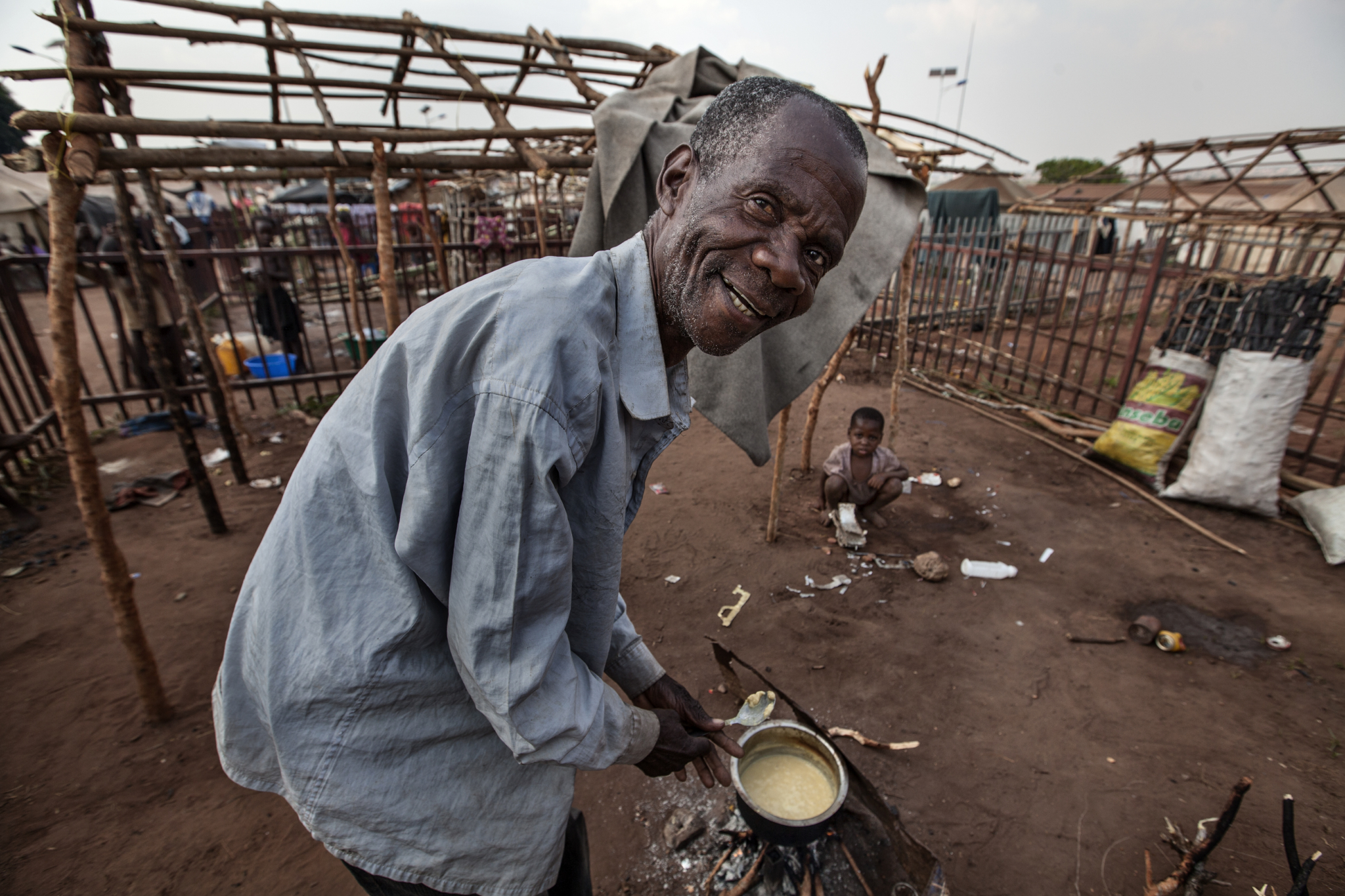 Um refugiado prepara a sua comida no campo de refugiados de Kakanda. Equipes de MSF atuaram no estabelecimento inicial do fornecimento de água e saneamento no campo.