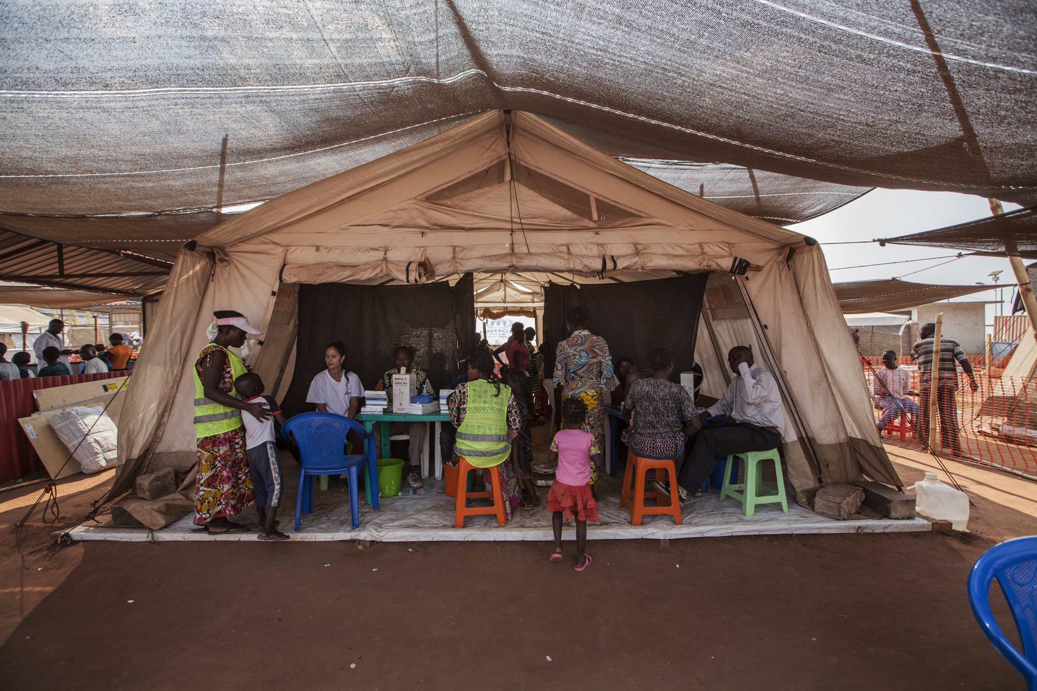 Clínica de MSF em Kakanda. As doenças mais comuns entre a população refugiada são malária, infecções respiratórias e diarreia. Uma nova clínica no campo de Lovua começará a funcionar nos próximos dias para atender os refugiados que forem transferidos para a região.