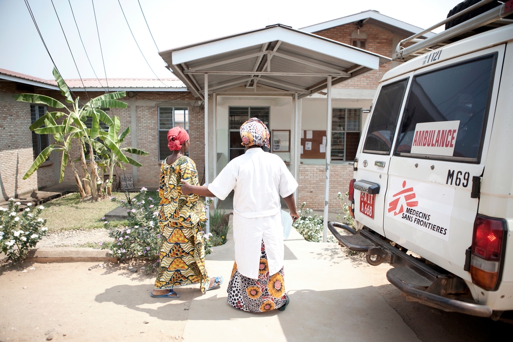 Uma enfermeira ajuda Chantal a entrar no hospital de MSF. Ali, ela foi atendida e recebeu cuidados obstétricos de emergência.