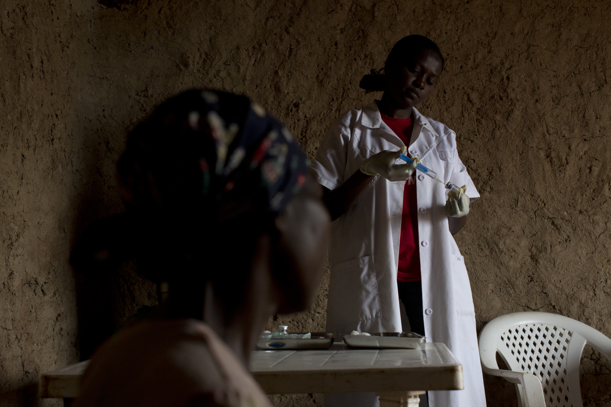 Se o primeiro estágio da doença é confirmado, os pacientes passam por um tratamento de uma semana, que envolve injeções diárias, sem que seja necessária a internação. Nesta foto, a enfermeira Monique Soni, de 32 anos, cuida de uma paciente que está sendo tratada na clínica móvel de MSF no vilarejo de Doromo, na RDC.