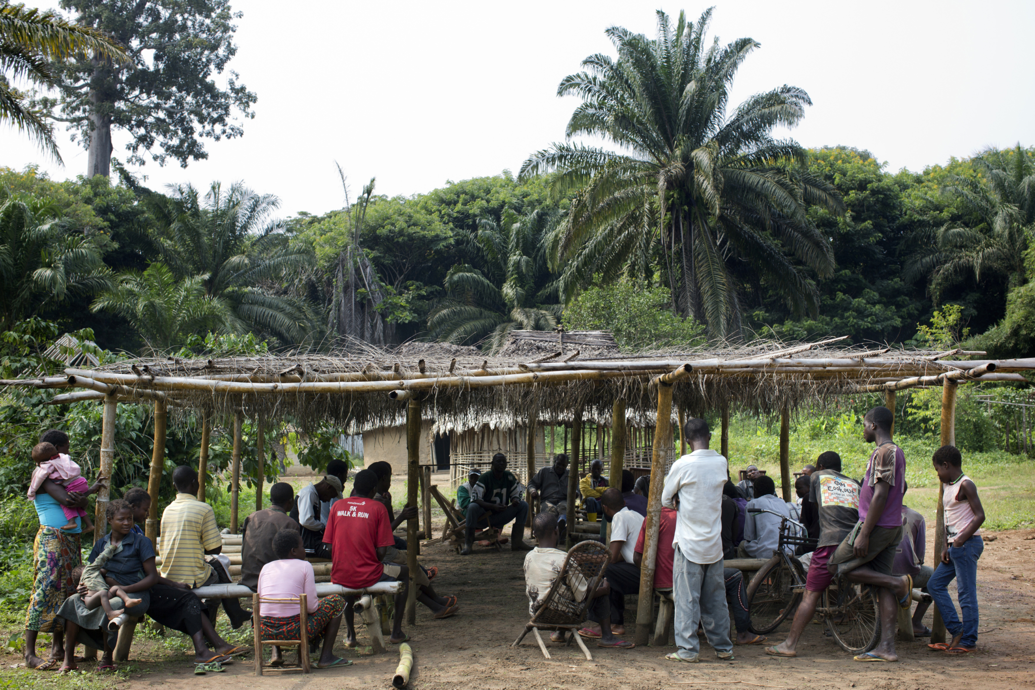 No dia anterior à montagem da clínica para oferecer testes para a doença, a equipe de promoção de saúde de MSF fez uma visita à comunidade para explicar o que iria acontecer, além de falar sobre a doença do sono e os riscos associados a ela. A equipe também ouviu as dúvidas e preocupações das pessoas, e as encorajou a fazer o teste e levar seus familiares e amigos para fazerem o mesmo.