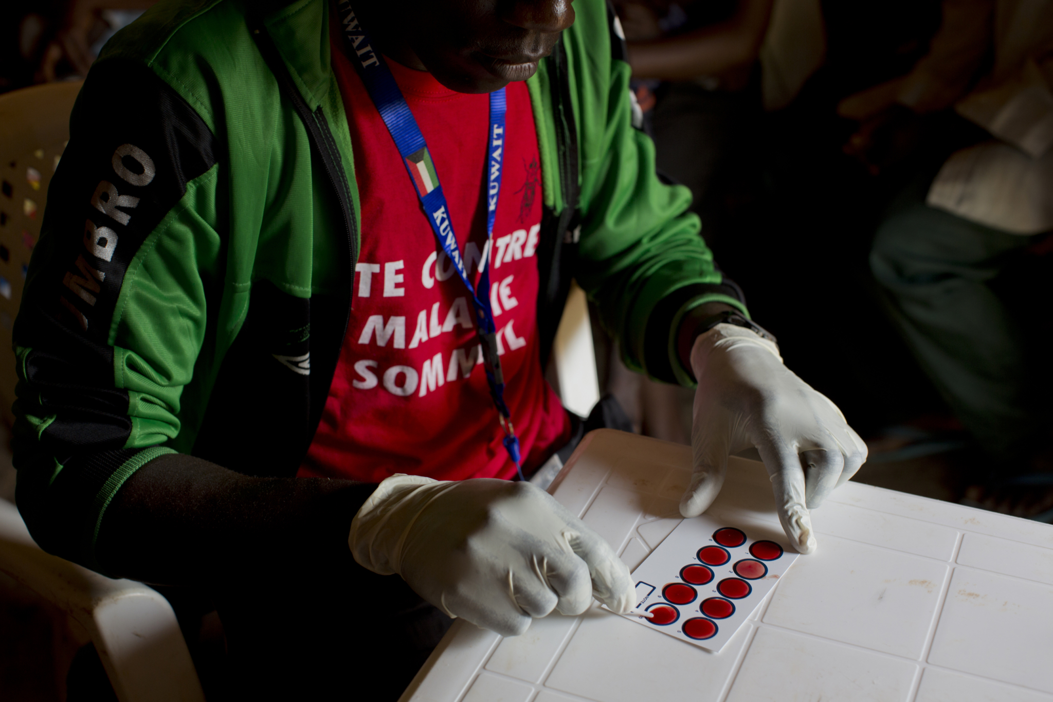 A reação da amostra de sangue ao reagente é analisada para verificar a presença de parasitas.