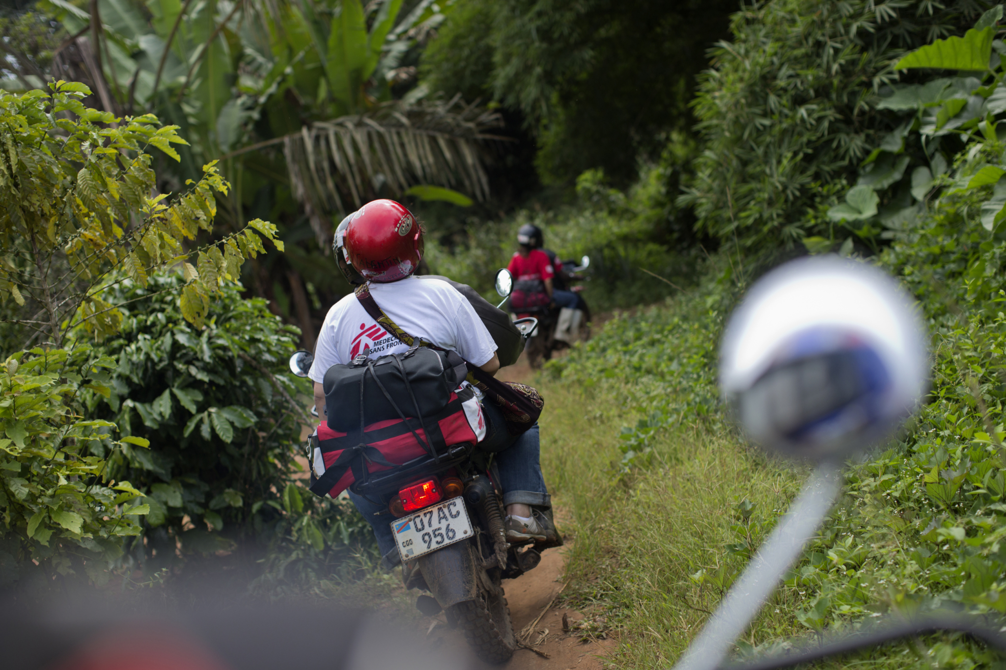 Nessa região, só é possível chegar a vilarejos remotos usando motos, por causa da falta de estradas adequadas. Pela manhã, profissionais e equipamentos de laboratório são organizados para deixar o acampamento onde a equipe está instalada.