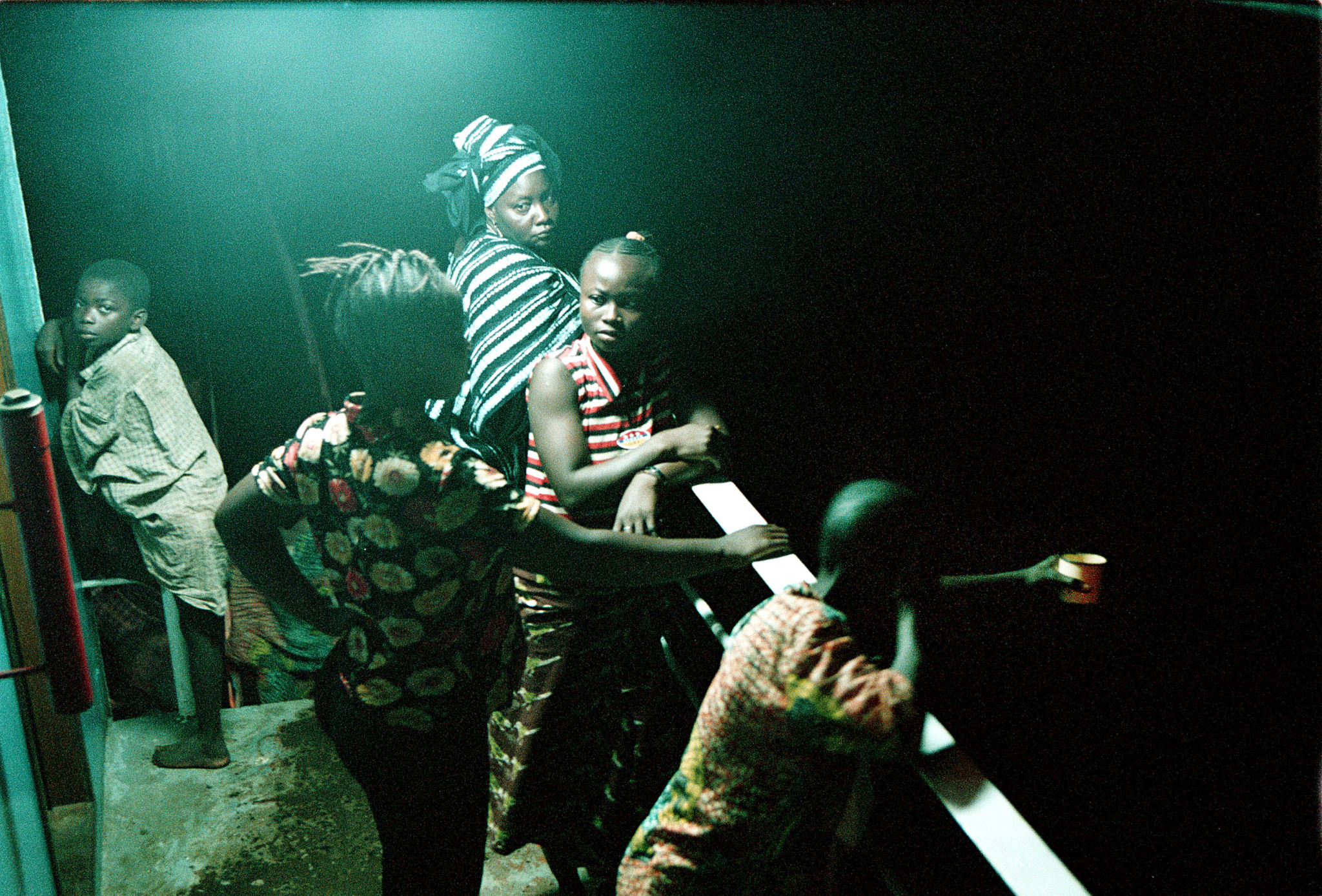 Devido à onda de violência contra refugiados de Serra Leoa, muitos decidiram voltar para seus países de origem em um barco que parte de Conackry para Freetown. Guiné, 2001 (Robert Knoth)