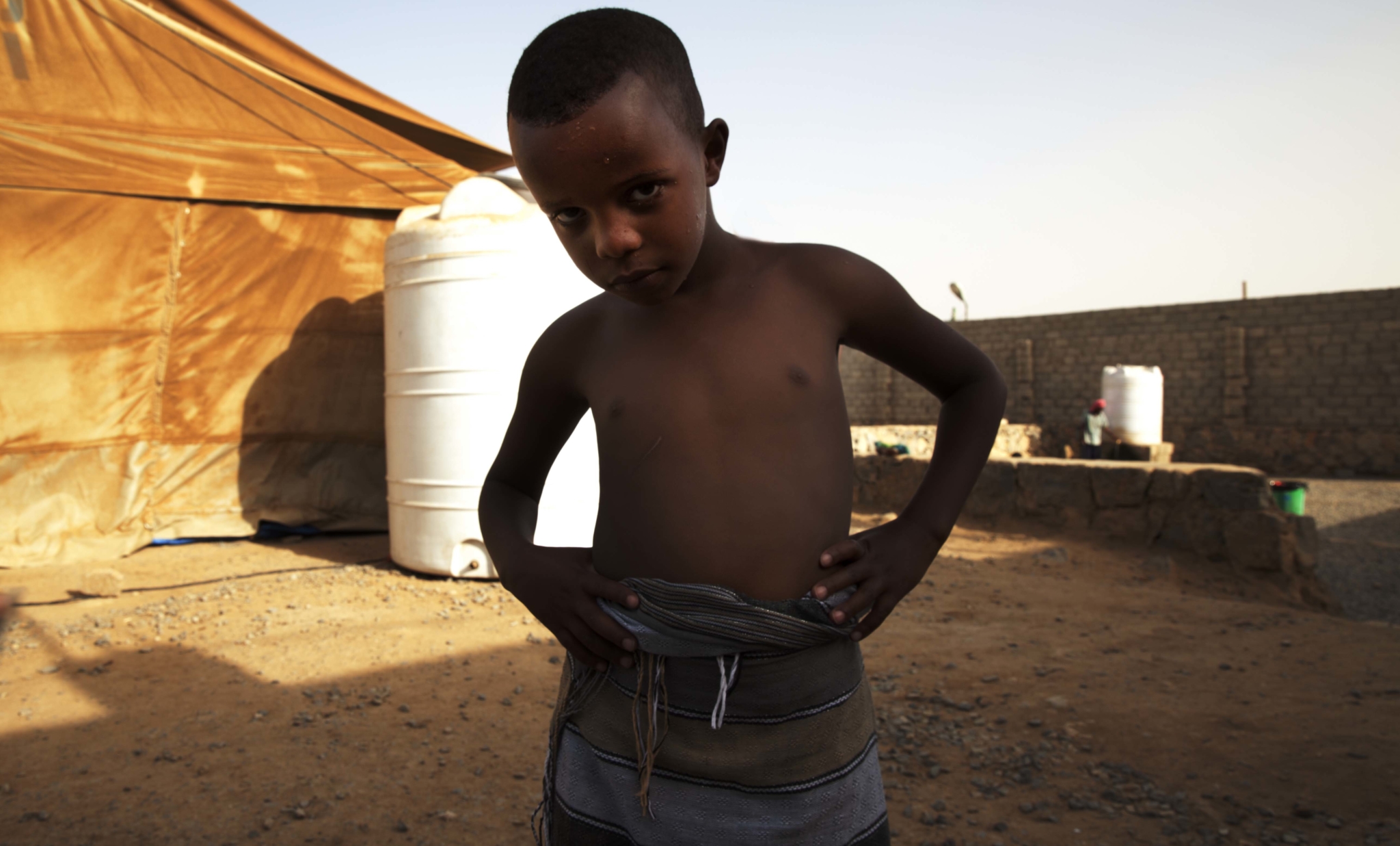 Este é o segundo dos quatro filhos de Hindia. Ele tem sete anos e nasceu na capital do Iêmen, Sana’a, logo após a chegada de seus pais ao país. Quando um psicólogo de MSF pediu que ele desenhasse aquilo que precisa, a criança desenhou poços de água, uma casa para sua família e um veículo.