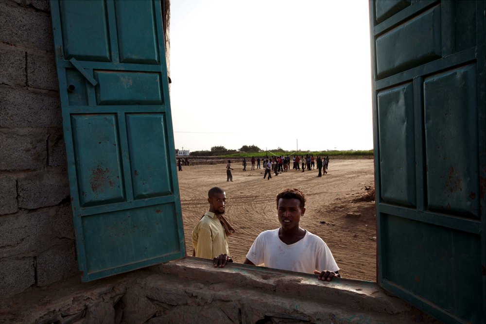 Ahmed, de 18 anos, é da Etiópia e vive há um mês nos arredores de um acampamento administrado pela Organização Internacional para as Migrações (IOM) em Haradh. ''Não temos comida nem água e há ladrões por todo canto'', conta ele. Ahmed deixou a Etiópia na expectativa de encontrar uma vida melhor. Sua jornada, no entanto, tornou-se um pesadelo.