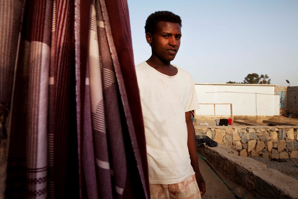 Ahmed foi sequestrado quando cruzava a fronteira para o Djibouti. Ele apanhou até revelar o telefone de sua família. A gangue fez a ligação e exigiu um resgate de 200 euros, que foi pago. Ahmed foi mantido prisioneiro por 13 dias. No Iêmen, o mesmo aconteceu novamente - duas vezes. Por 45 dias, ele foi mantido refém até que sua família foi forçada a pagar 1.200 euros por sua libertação.