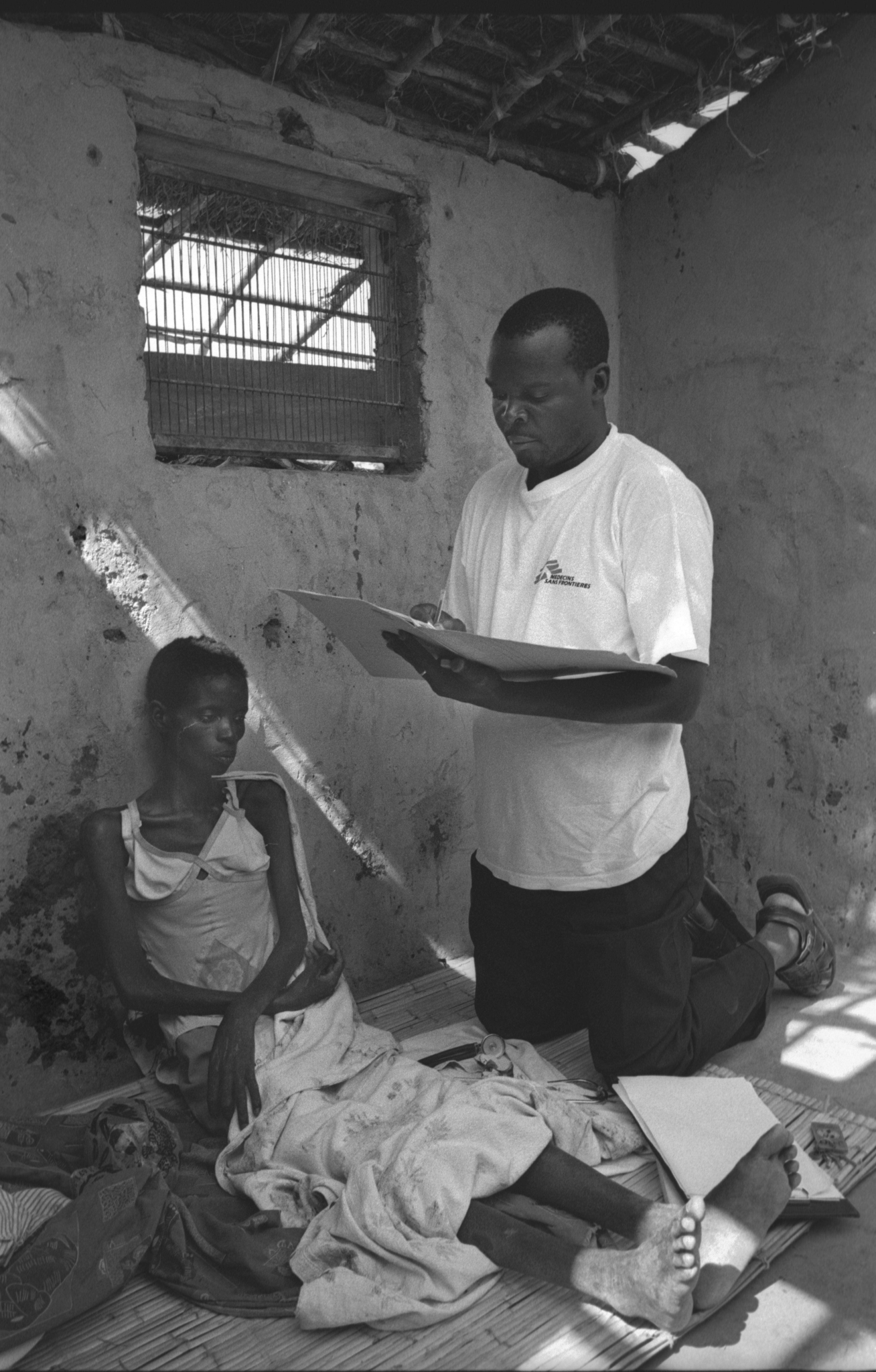 José, funcionário local de MSF, visita Cecile, paciente HIV positivo. Tete, Moçambique. (Francesco Zizola)