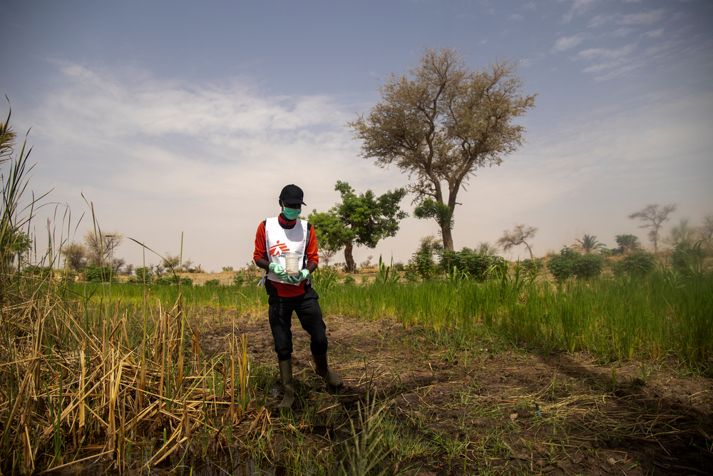 Combatendo a malária por meio do tratamento de água em comunidades no Níger
