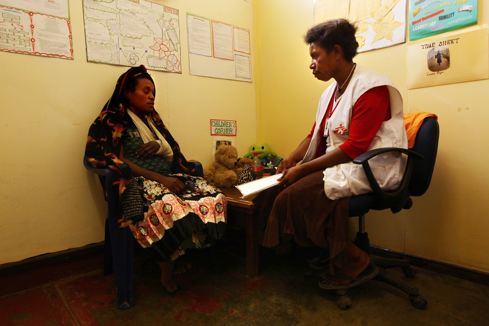 “O aconselhamento é algo novo para as pessoas em Tari”, diz Leonie, do lado direito da foto, um conselheiro de MSF na Papua Nova Guiné. “Depois que eu aconselho os pacientes e ofereço ferramentas que podem ajudá-los a lidar com a situação, eles sempre apreciam o serviço. Às vezes, depois que uma mulher me conta seus problemas na sala de aconselhamento e vai embora, eu choro. Principalmente mulheres que estão sobrecarregadas com tantas dificuldades.”