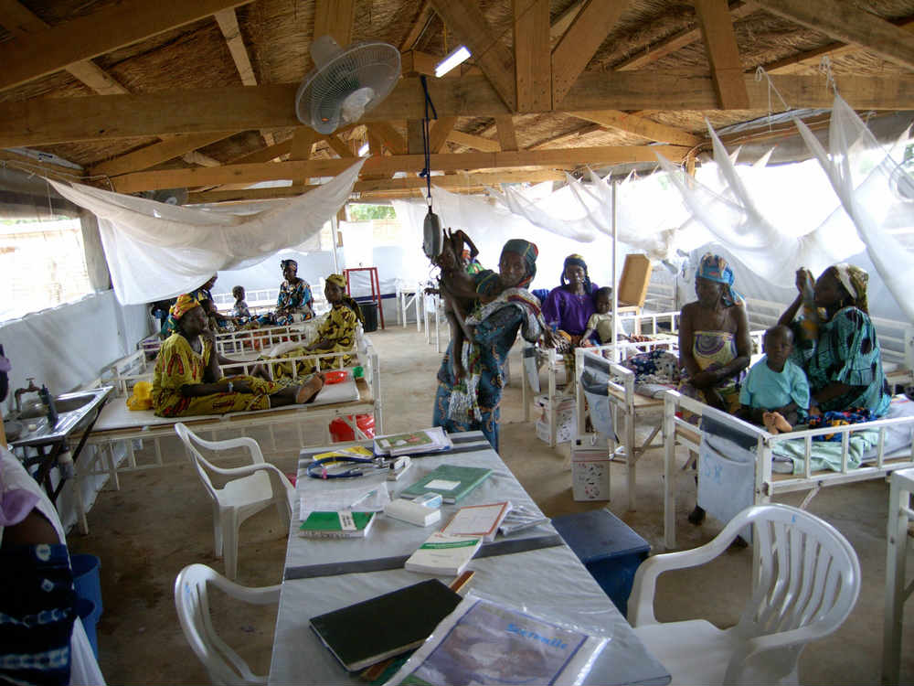 MSF amplia seus projetos de resposta à desnutrição no Níger, onde a doença é endêmica, principalmente nas regiões de Maradi, Zinder e Tahoua. Enquanto isso, em maio, o Níger introduz a oferta de cuidados de saúde gratuitos para crianças com menos de cinco anos de idade e gestantes.