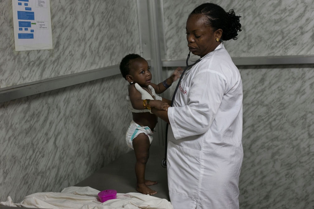 Já perto de completar um ano, a bebê Nubia é examinada por uma médica de MSF. Seu crescimento vinha sendo acompanhando na clínica da organização para sobreviventes de Ebola, em Conacri, na Guiné. Em outubro deste ano, MSF encerrou o projeto e os cuidados aos sobreviventes foram transferidos ao Ministério da Saúde e a organizações locais.