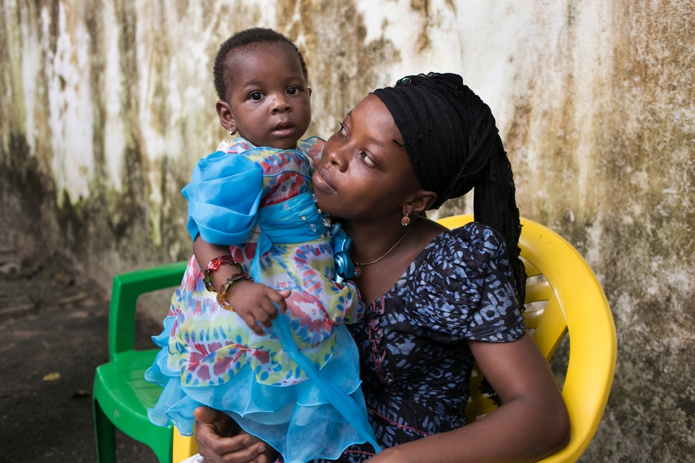 A bebê Nubia e sua tia Mabinty Soumah em Conacri, na Guiné, onde vivem. “Ela é bastante amada, e isso é o mais importante”, conta a enfermeira brasileira Nubia Aguiar, de MSF, que diz sentir-se honrada por participar de forma tão especial da história da menina.