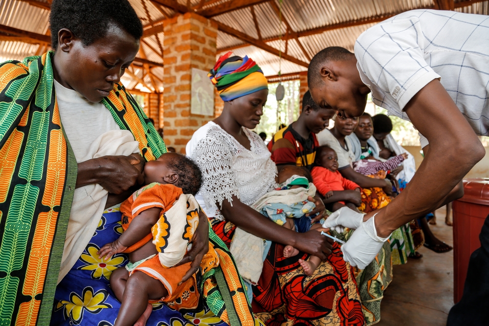 Mães no acampamento de Nduta, no qual Médicos Sem Fronteiras (MSF) é a única organização a oferecer serviços de saúde. O hospital do acampamento, de 110 leitos, conta com alas de consultas gerais, maternidade, pediatria, uma sala de emergência e um centro de nutrição terapêutica. MSF atua na Tanzânia desde 1993.