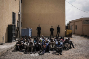 Milhares de migrantes e refugiados são detidos em violentas prisões em massa em Trípoli, Líbia